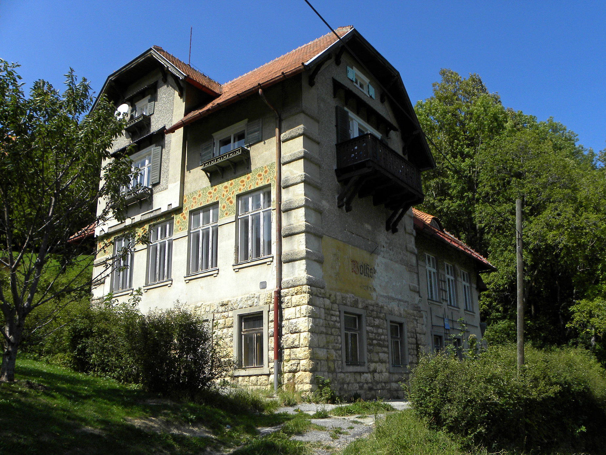 Volksschule, Semmering (Photo license: CC-BY-SA 3.0)